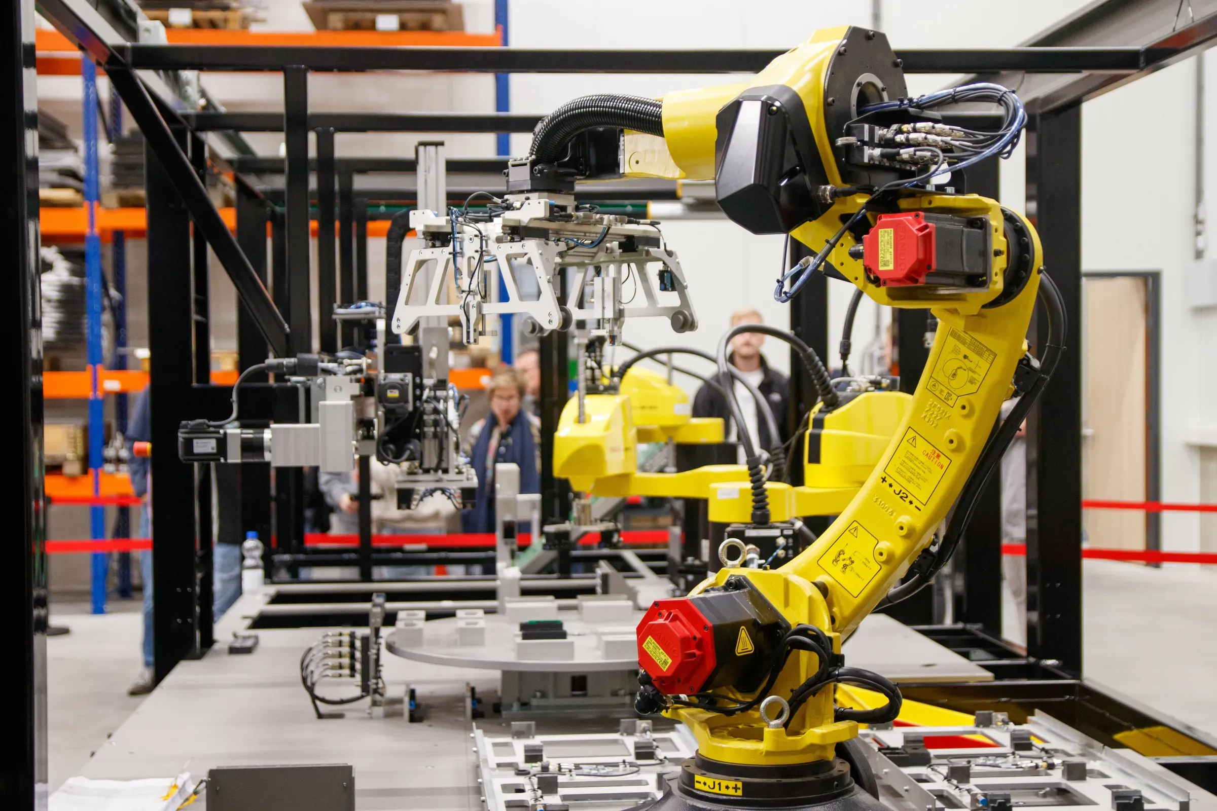 Robot industrial de seis ejes operando en una nave de producción